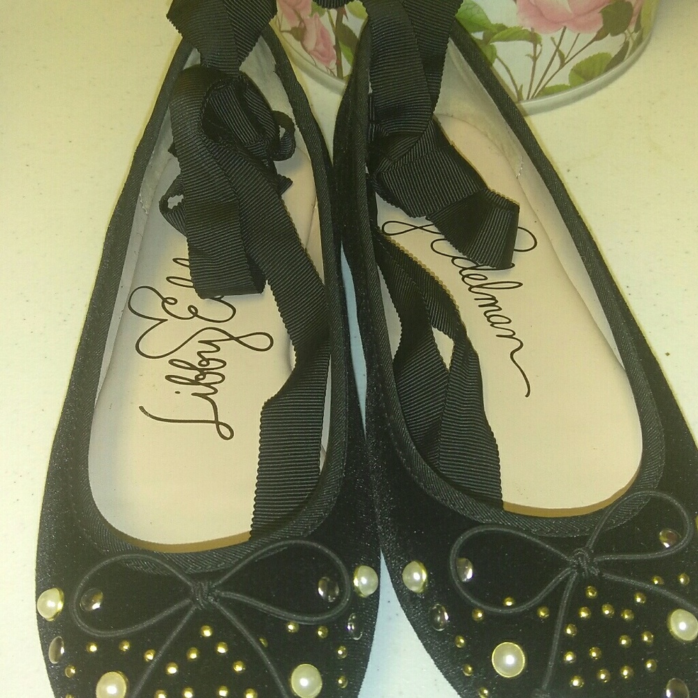 Black ballet slippers that wraps around the ankle